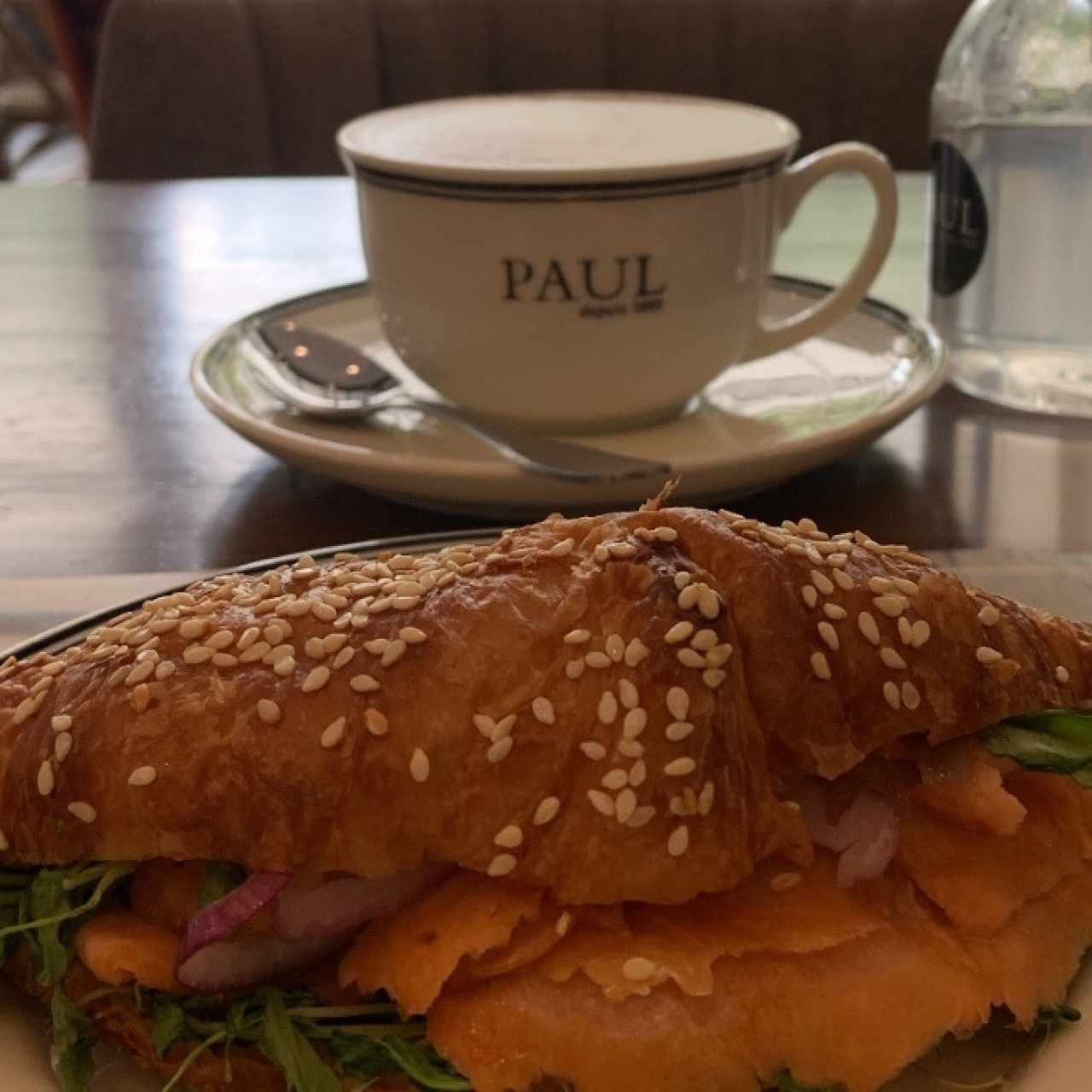 Croissant de Salmon y capuchino