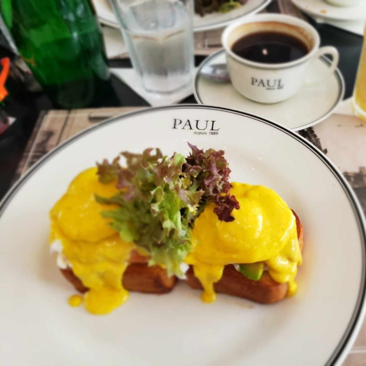 Huevos pochados con salmón y aguacate 