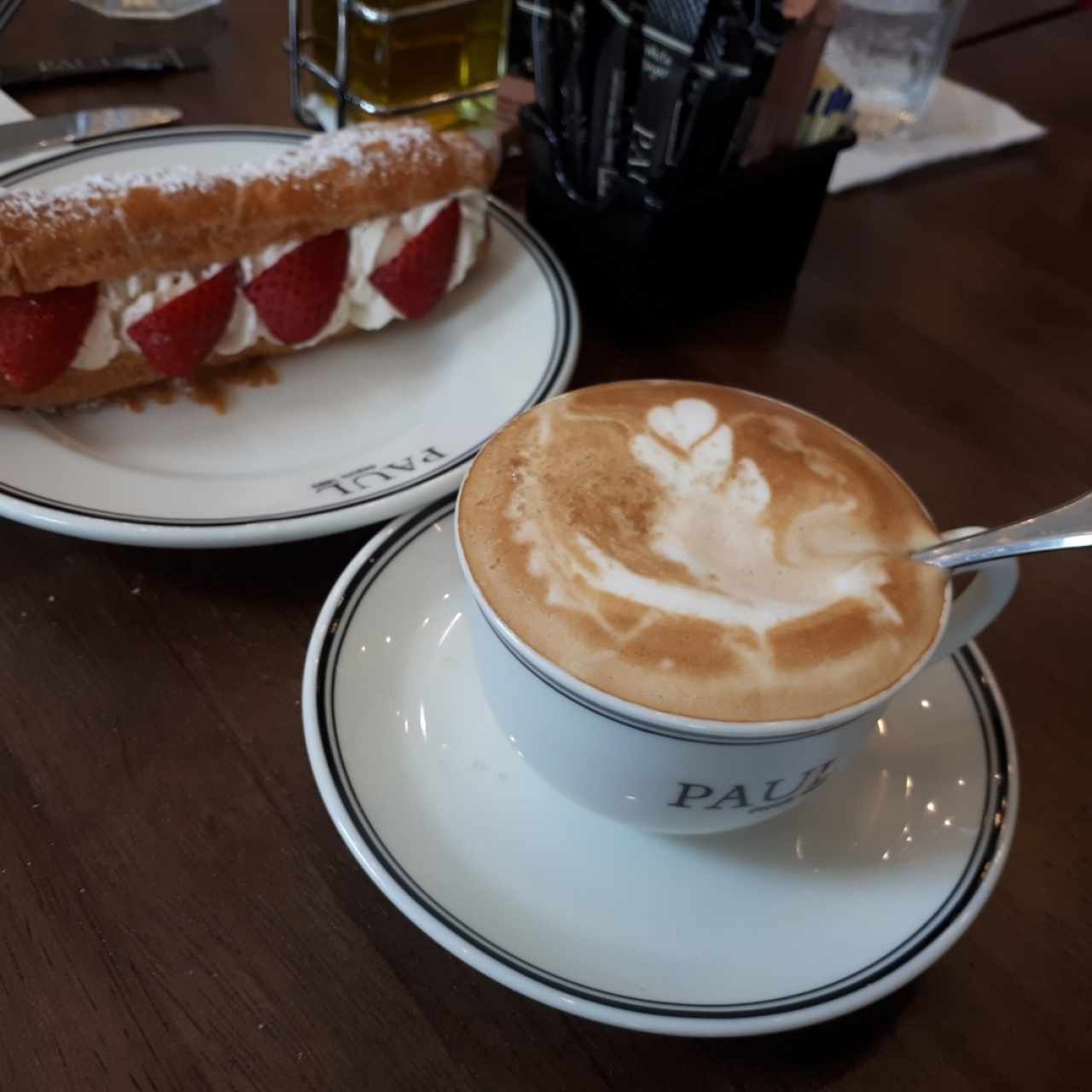 eclair de fresas con crema 