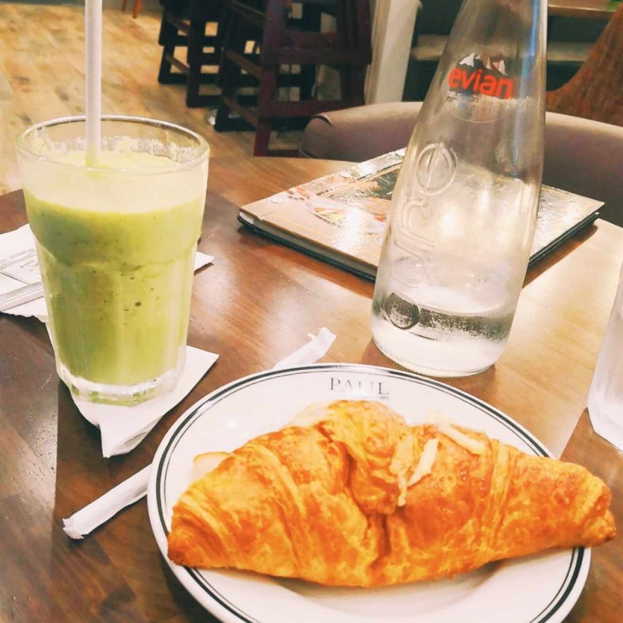 Frappé de Pistacho + Croissant de Queso