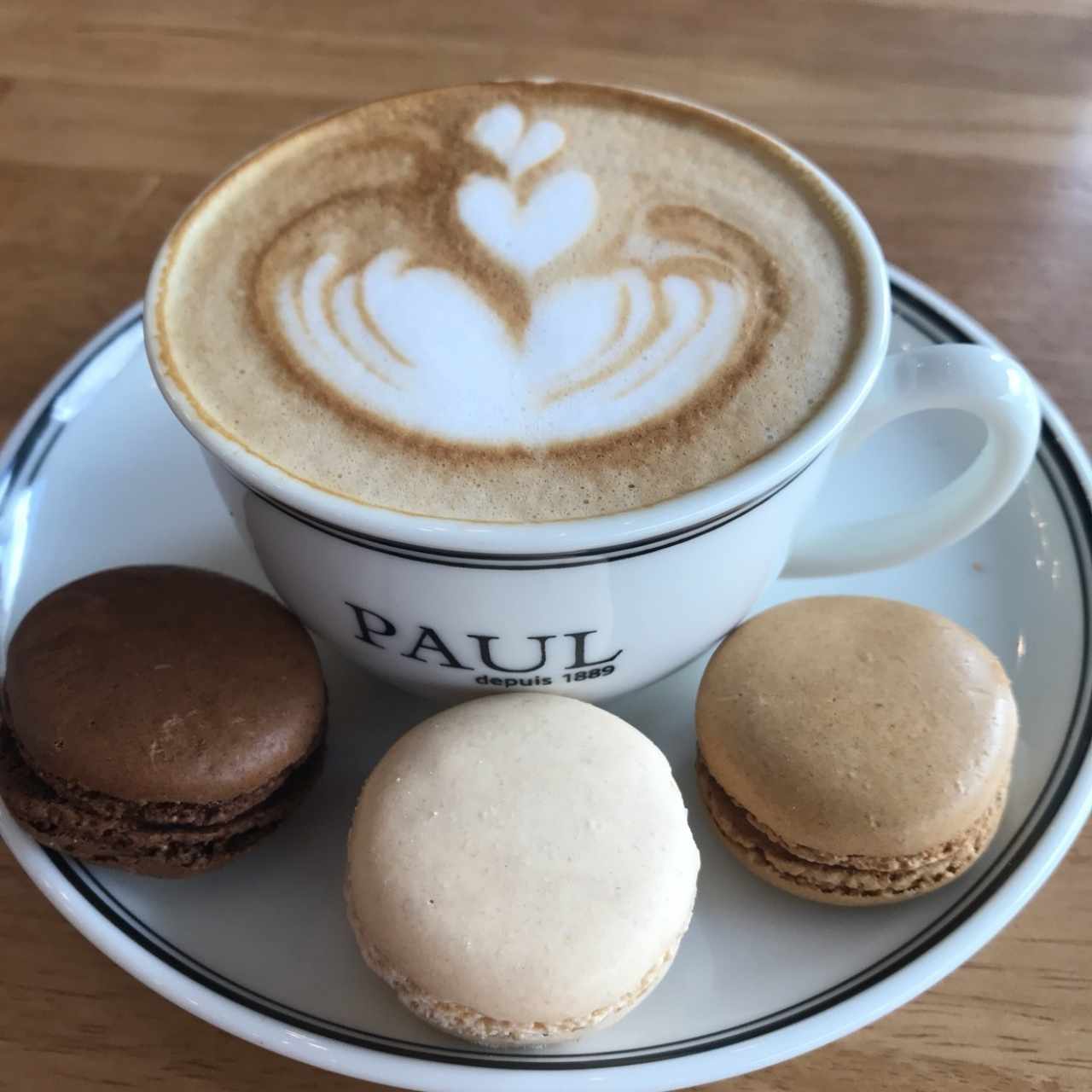 Capuccino y macarons 