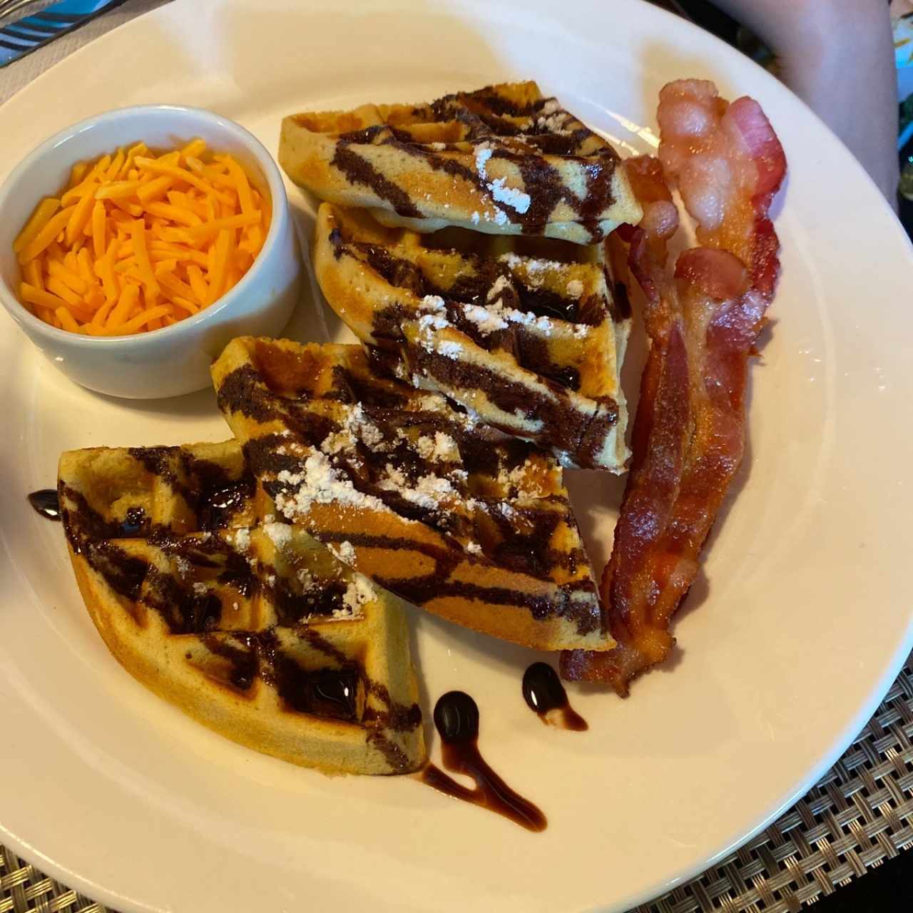 wafles con queso, bacon y chocolate 