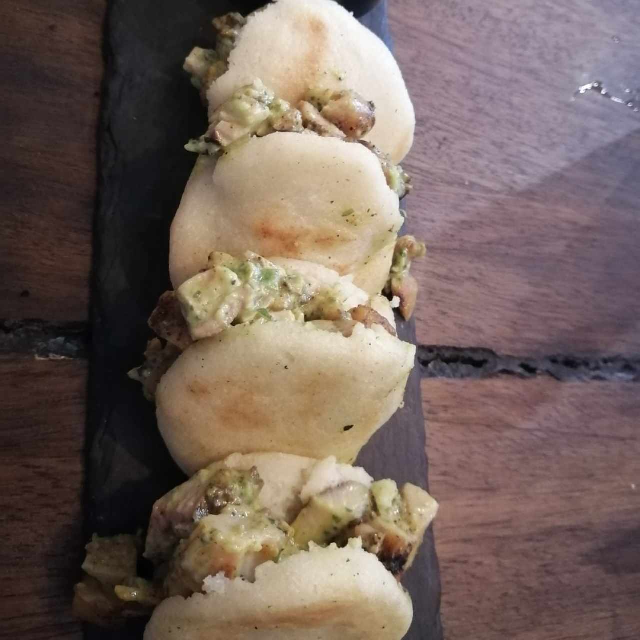 Arepa de Maíz Blanco con Pollo estilo Shawarma