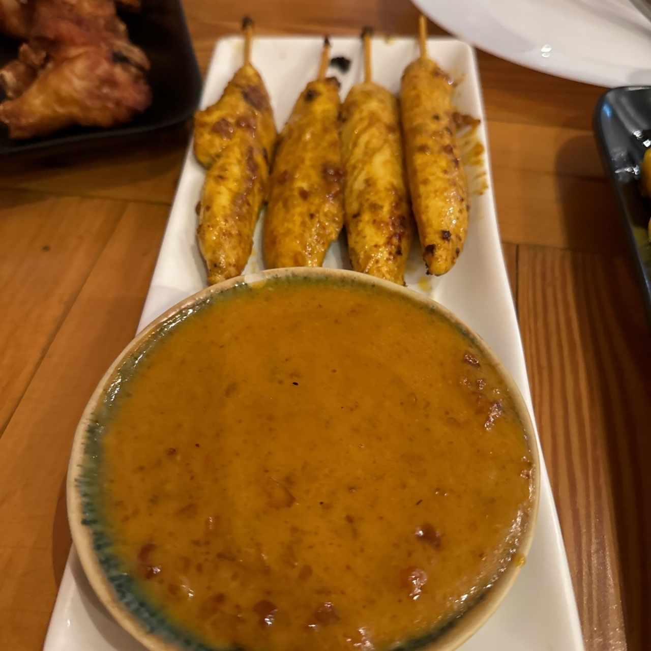 5. Brochetas de pollo con salsa de Maní 4 unid.