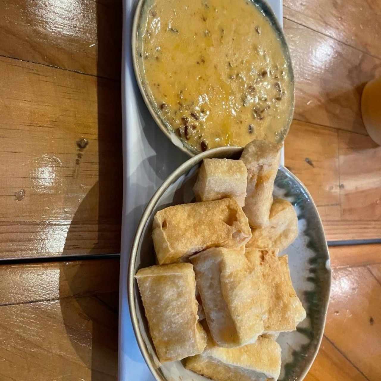 Tofu Frito con Salsa de Maní 