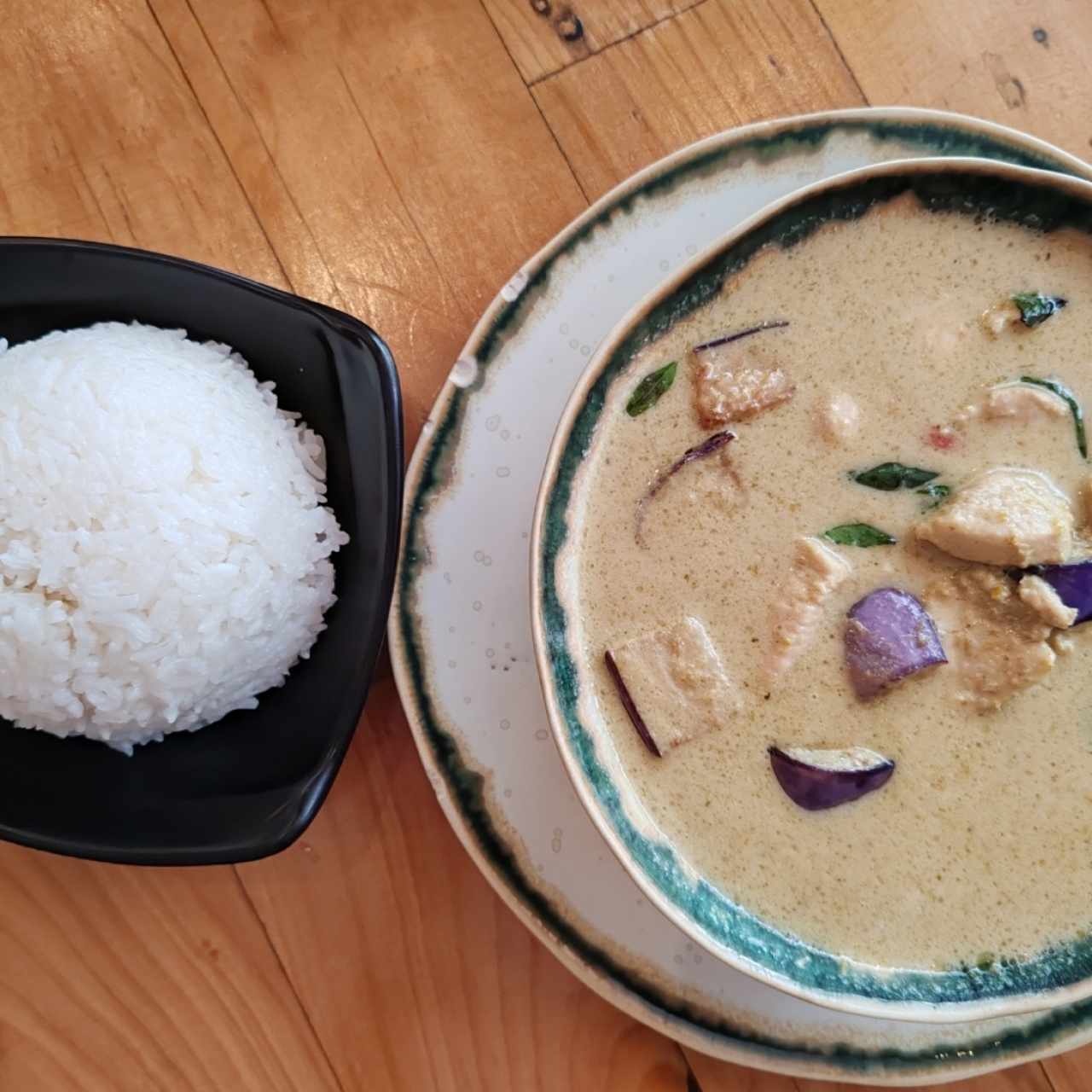 Gaeng: curry verde, picante con berenjena y proteína (en este caso pollo) y arroz