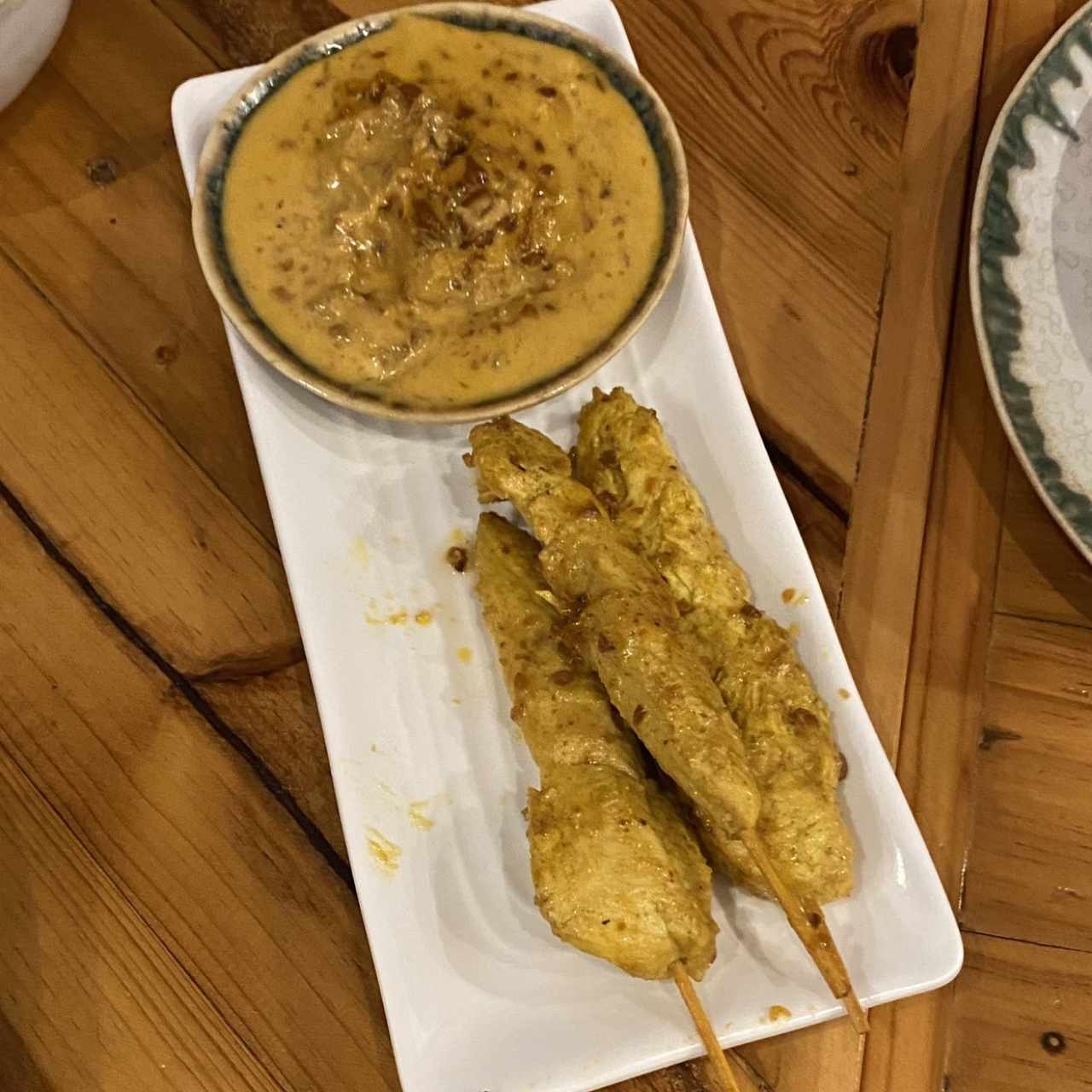 5. Brochetas de pollo con salsa de Maní 4 unid.