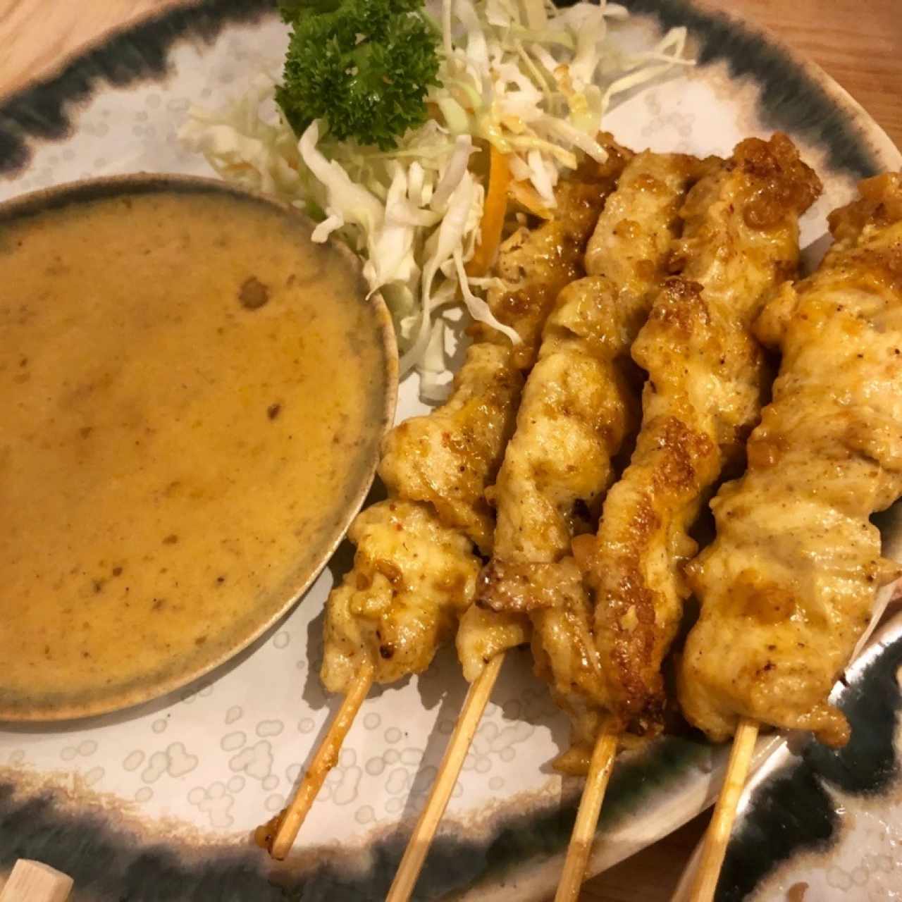 brochetas de pollo con salsa de maní