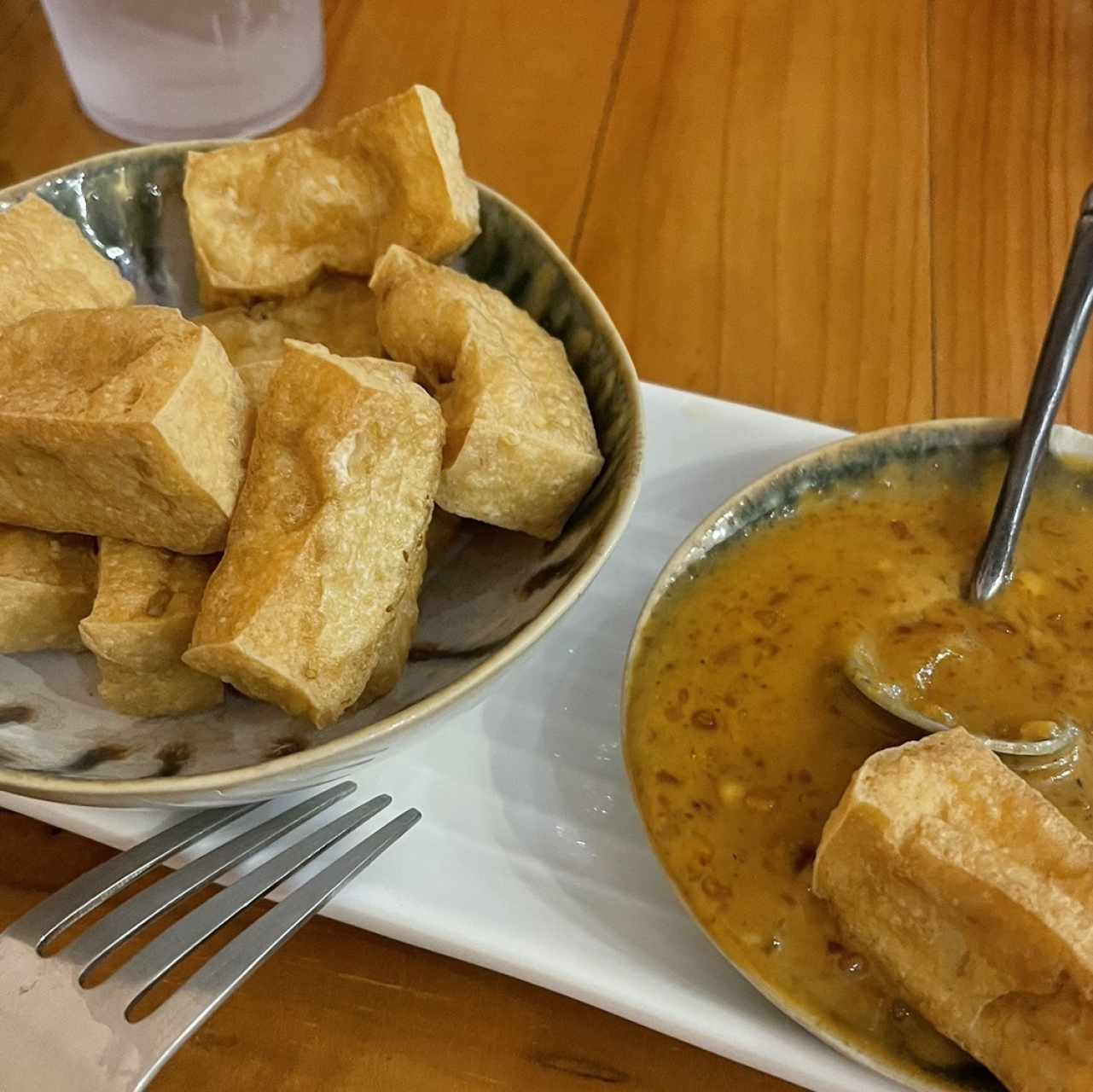 7. Tofu frito con salsa de maní