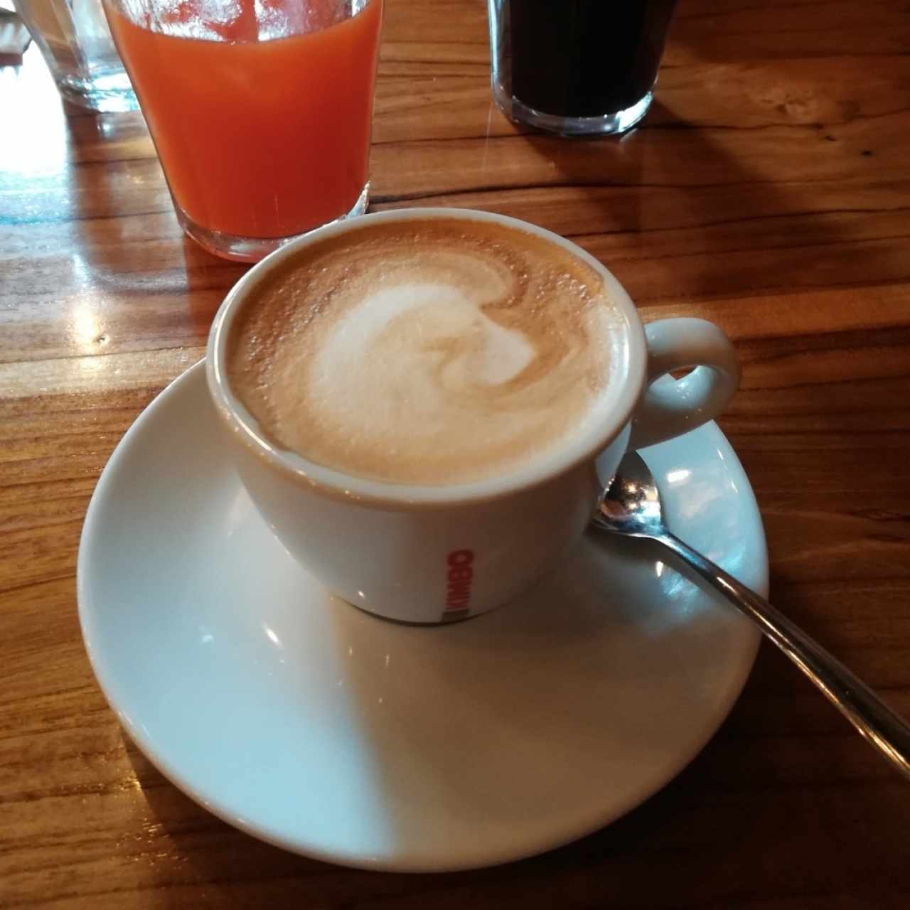 Capuchino, liquado de papaya, liquado de mora