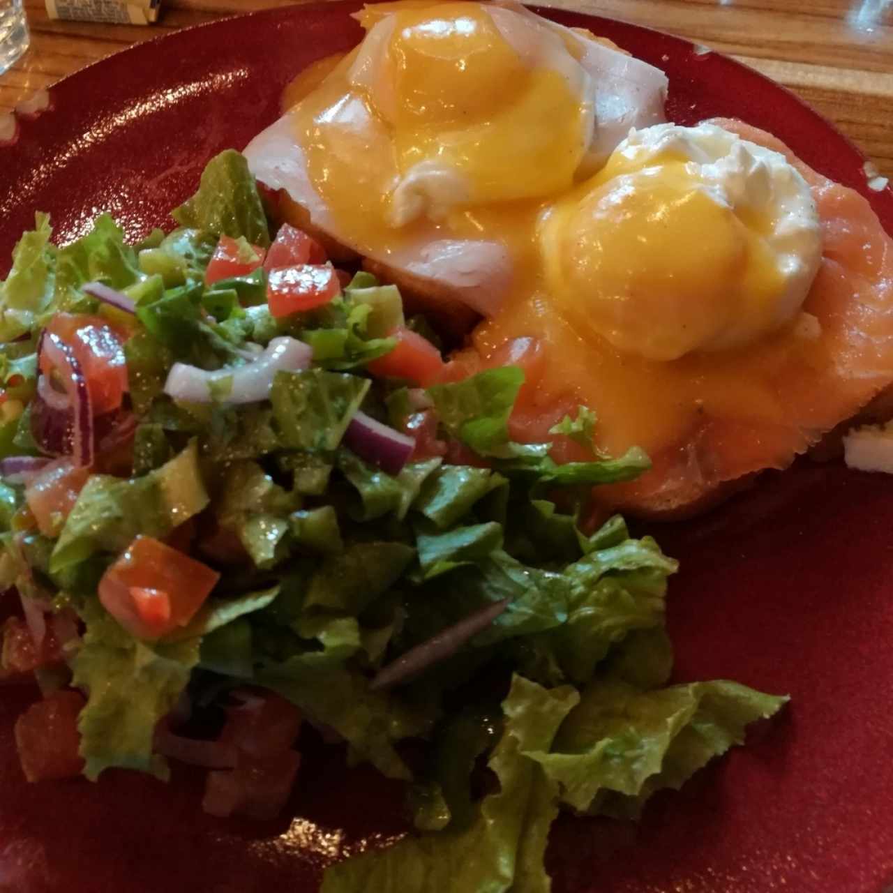 Huevos Benedict en brioche. Uno con salmon y uno con pavo, acompañado con ensalada de la casa