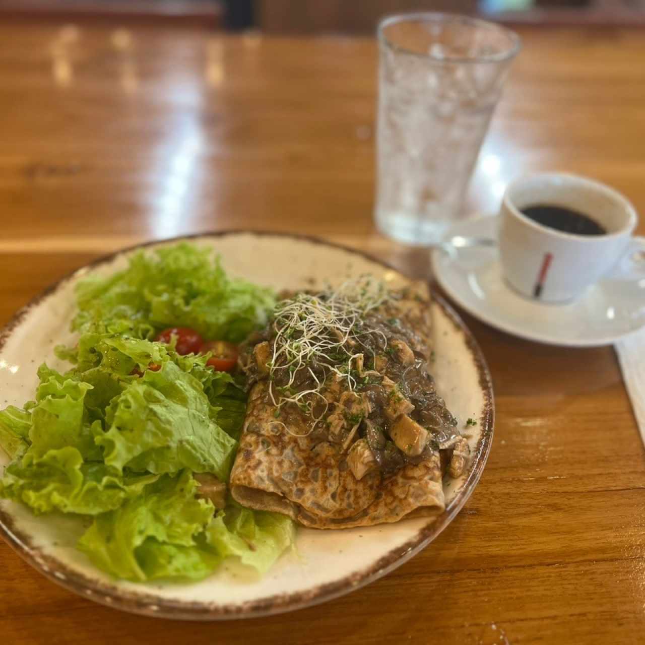 Forestiere ( Pollo con portobellos a la crema y ensalada de la casa )