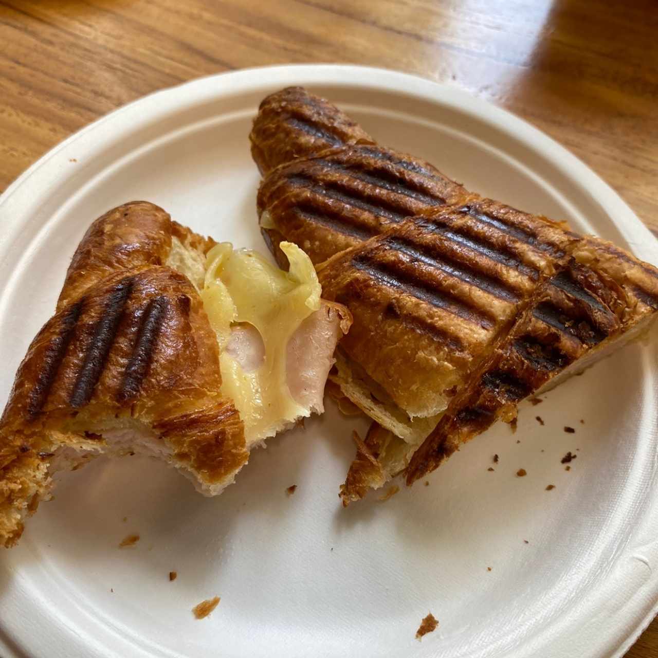 Derretido de jamon y queso en croissant