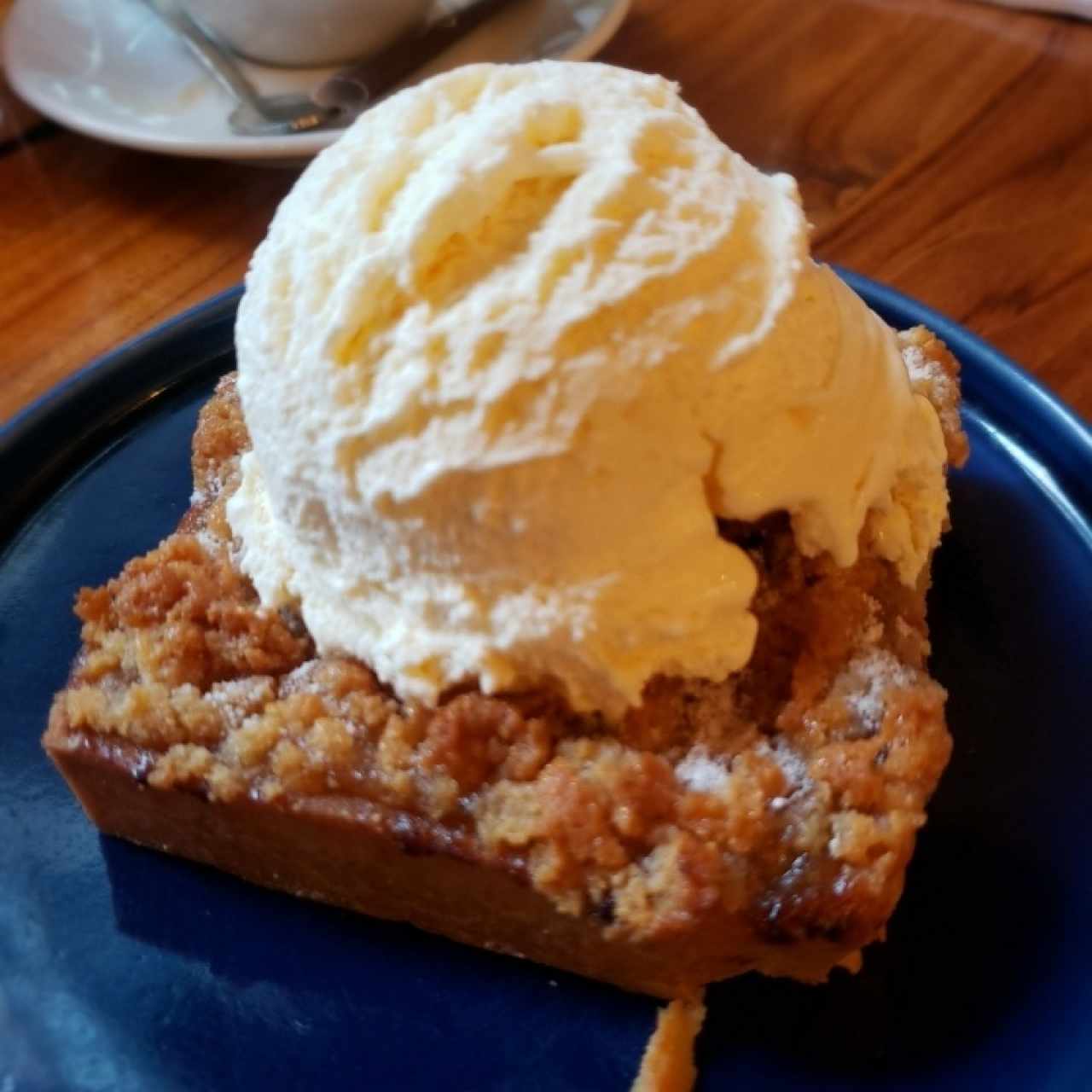 Crumble de manzana con helado de vainilla