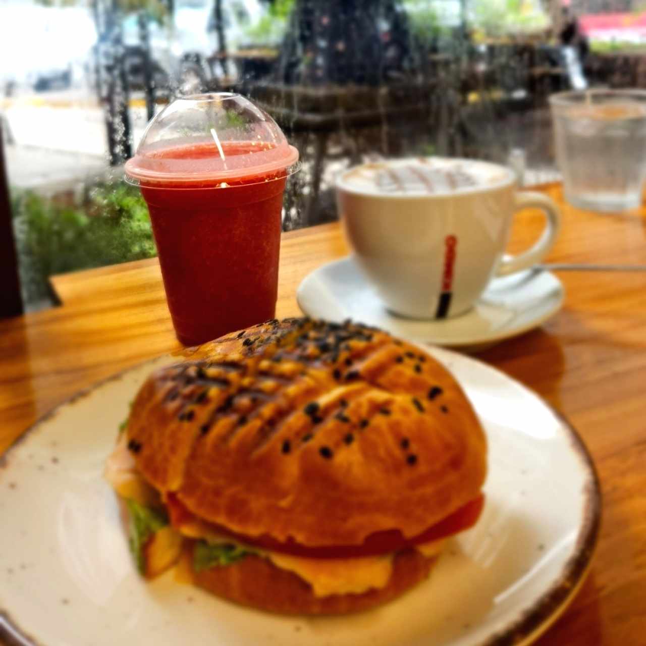 sándwich de salmón, jugo de fresa, café 