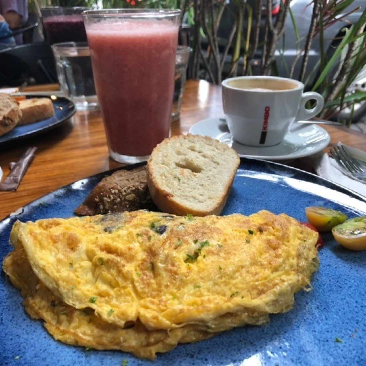 Omelette con queso de cabra y hongos, jugo de fresas y banano, café