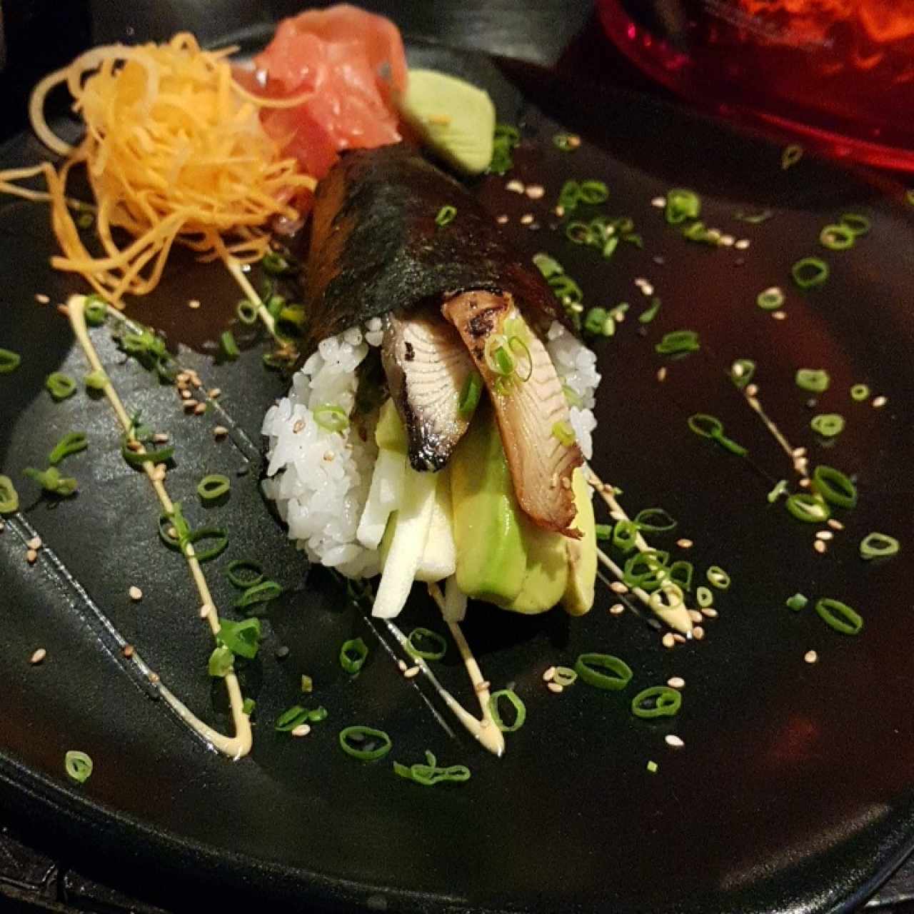 temaki de anguila y aguacate