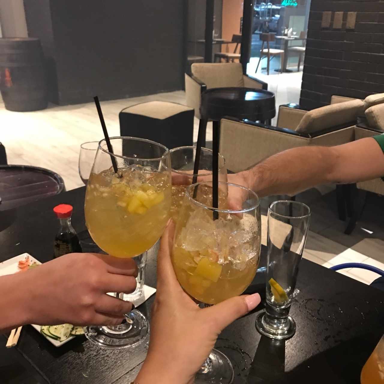 Disfrutando una Rica Sangria 