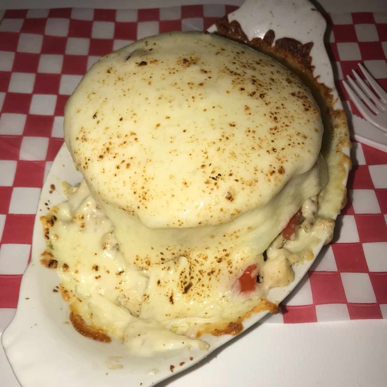 Arepa de pollo con lluvia de queso gratinado