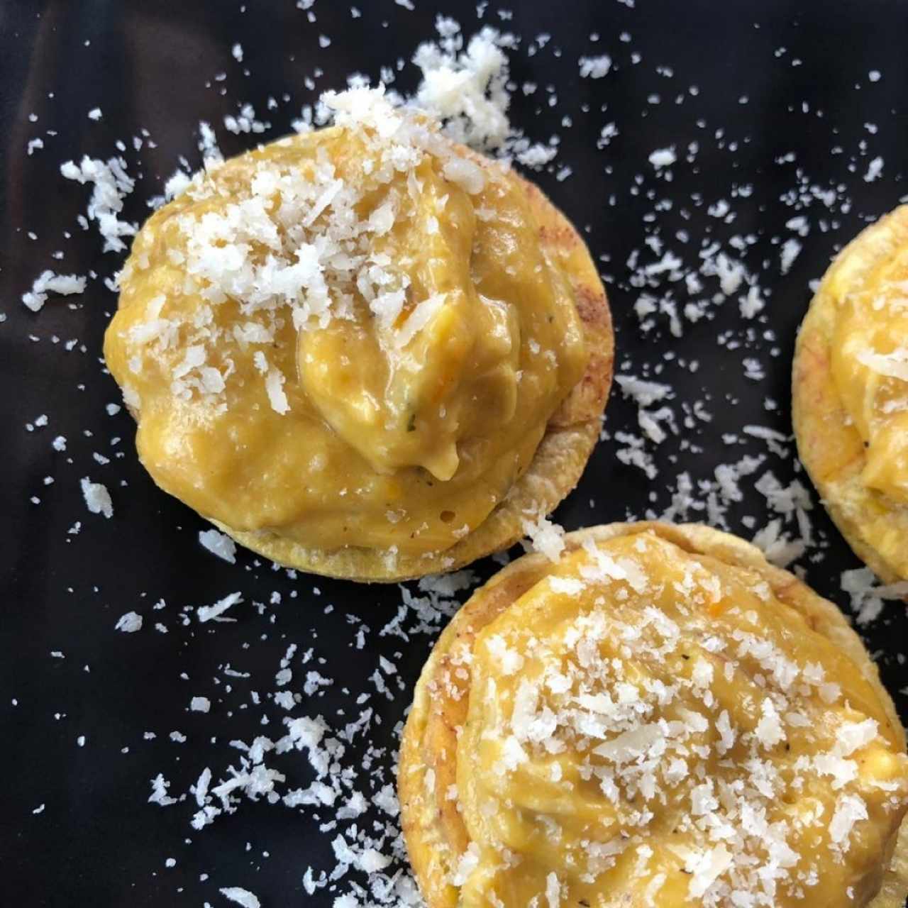 Patacones con Ají de Gallina