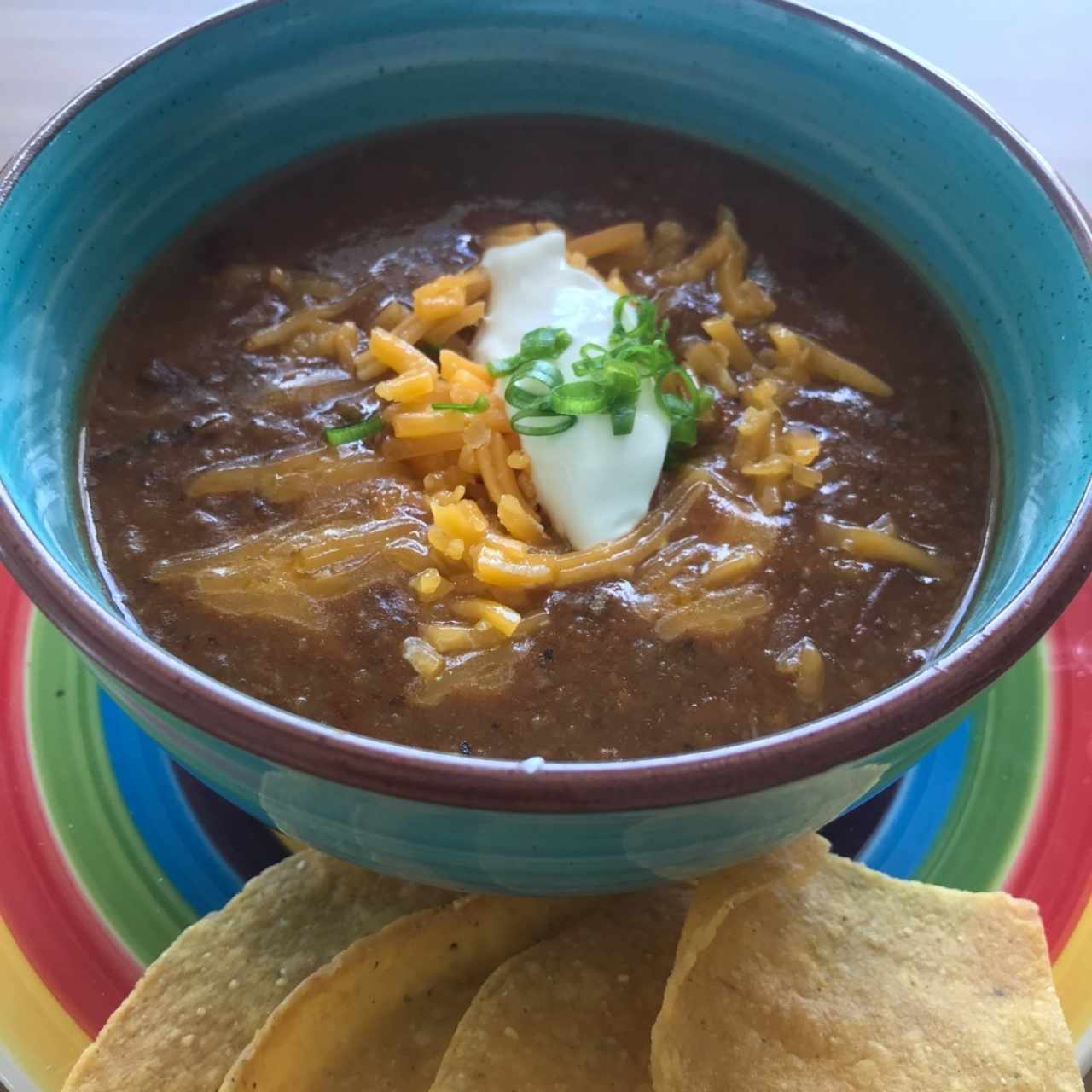 chile con carne, queso cheddar, crema agria y cebollina. (especial del chef) 