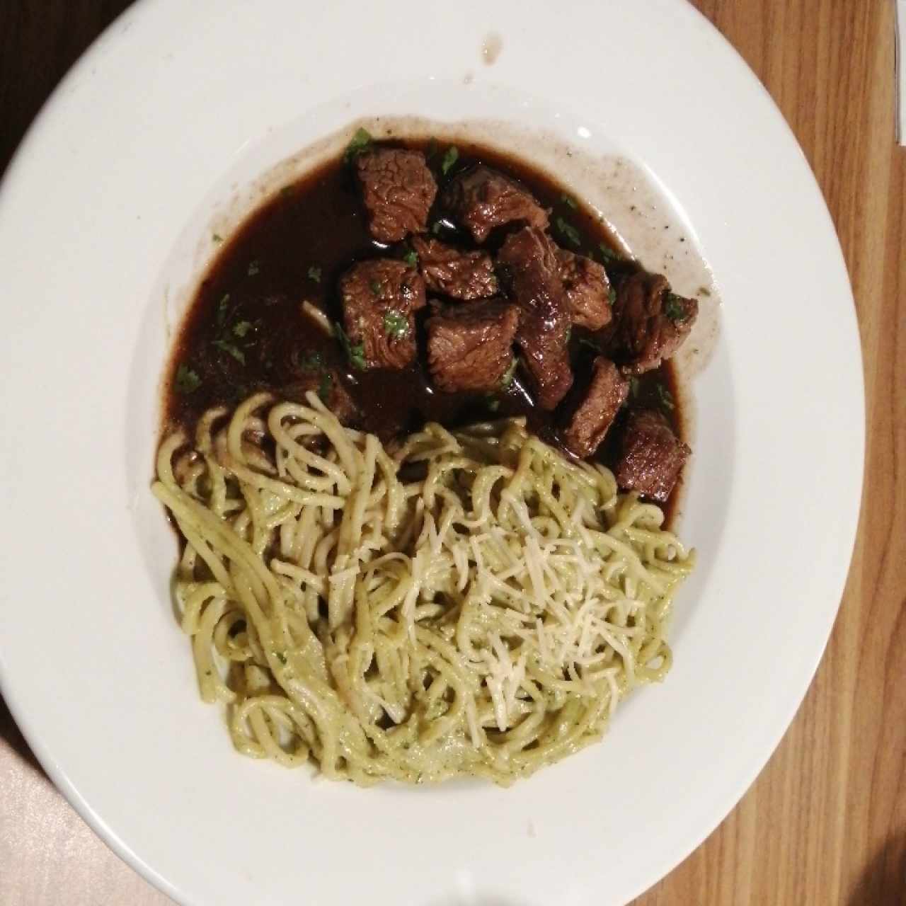 Lomo saltado con soaguetti al pesto