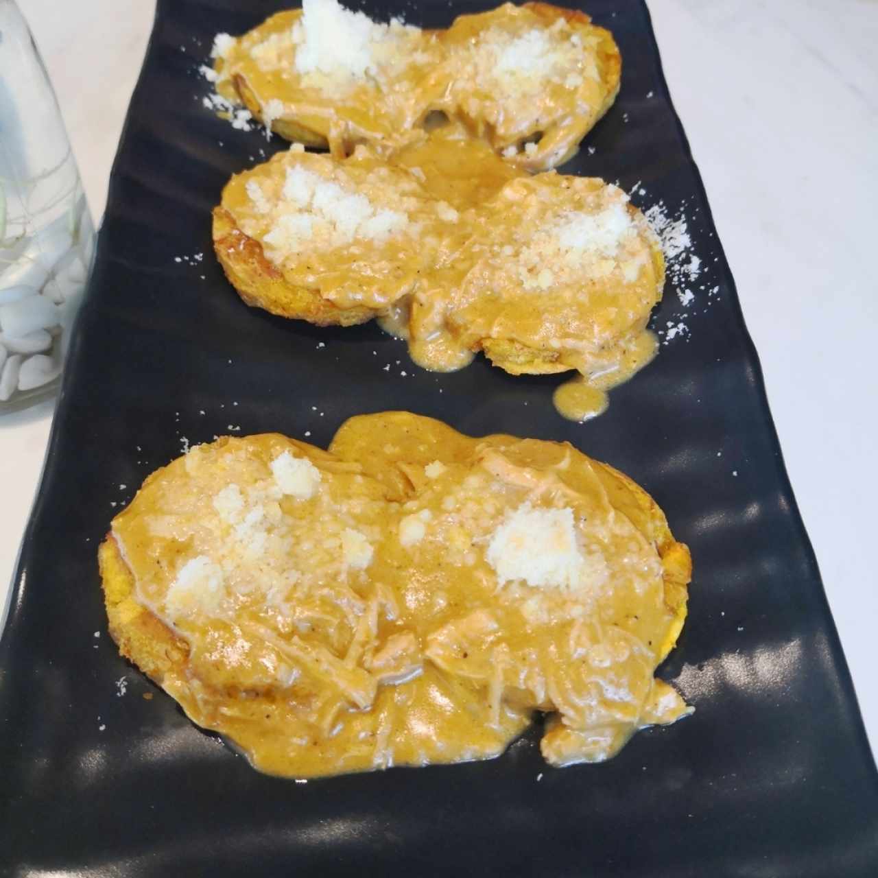 Patacones con Ají de Gallina