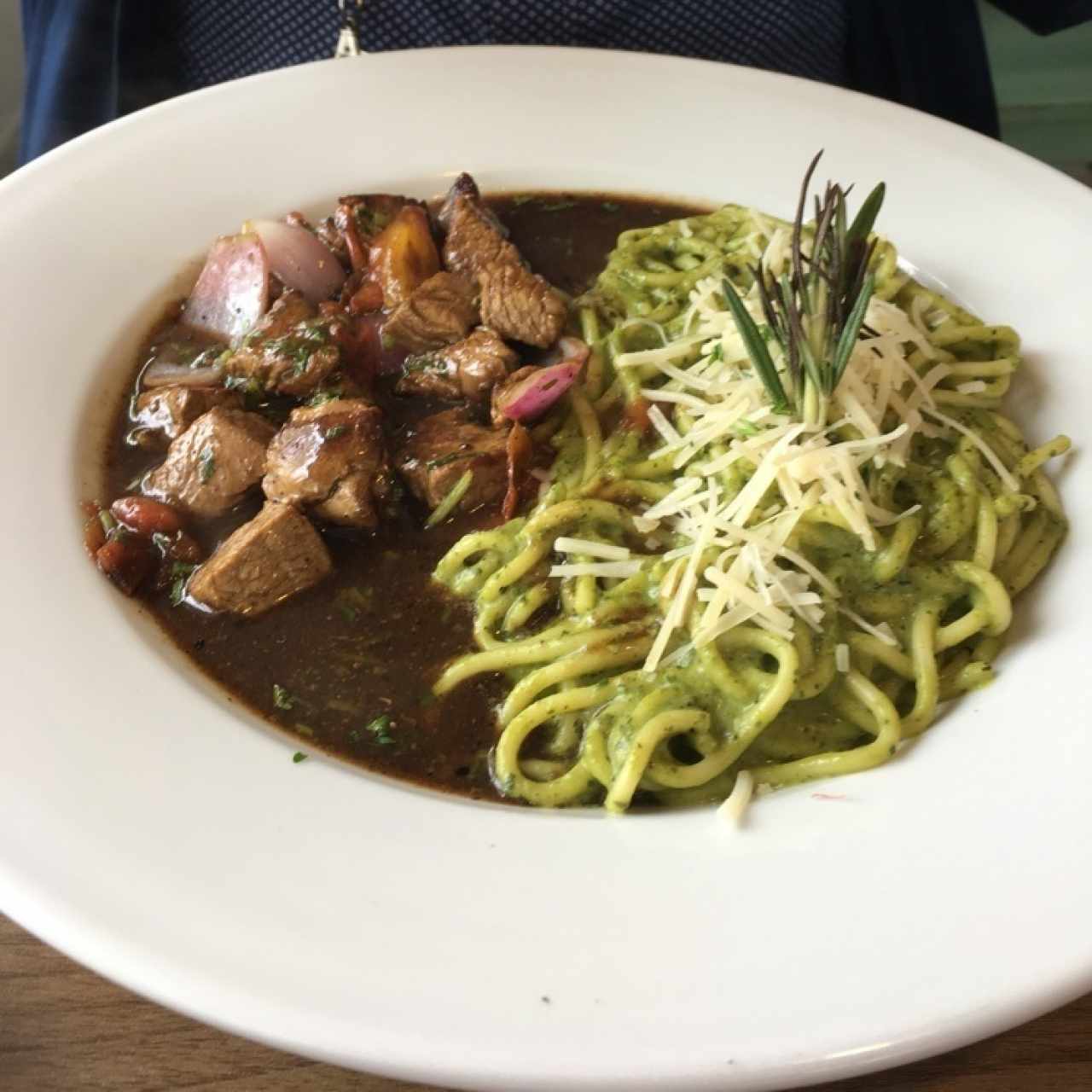 spaguetti al pesto con lomo salteado