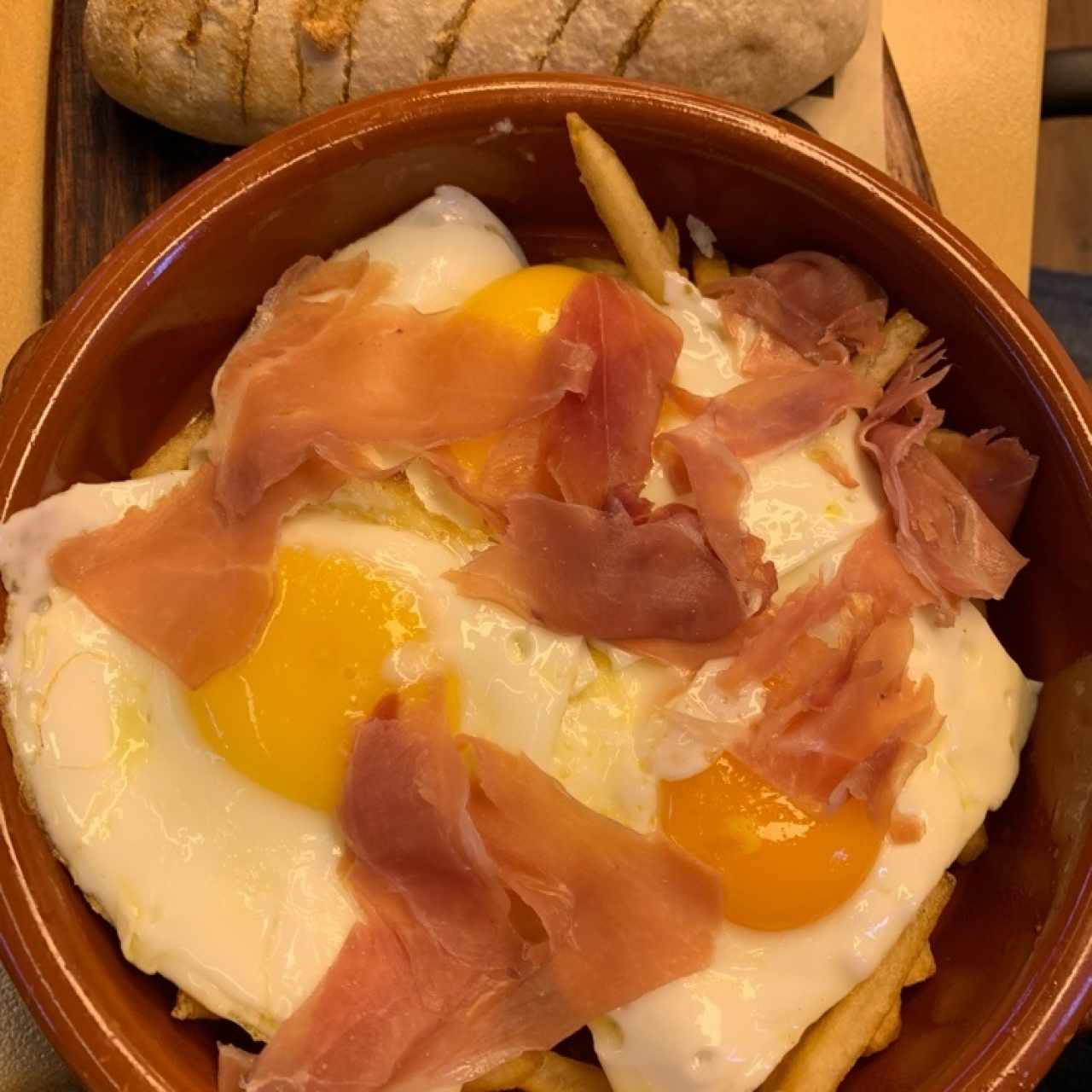 huevos rotos con jamon serrano