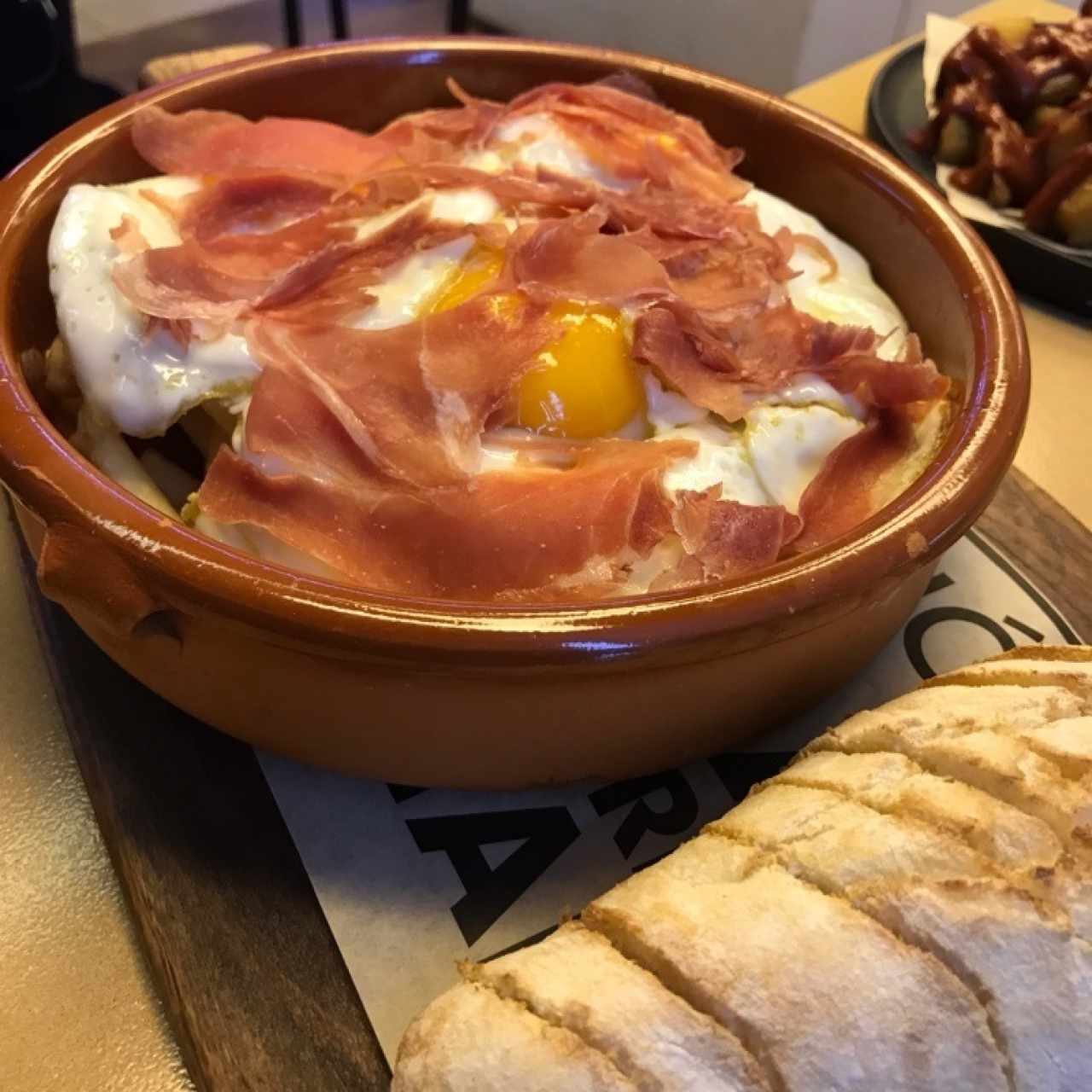 Huevos con jamon (huevos rotos)