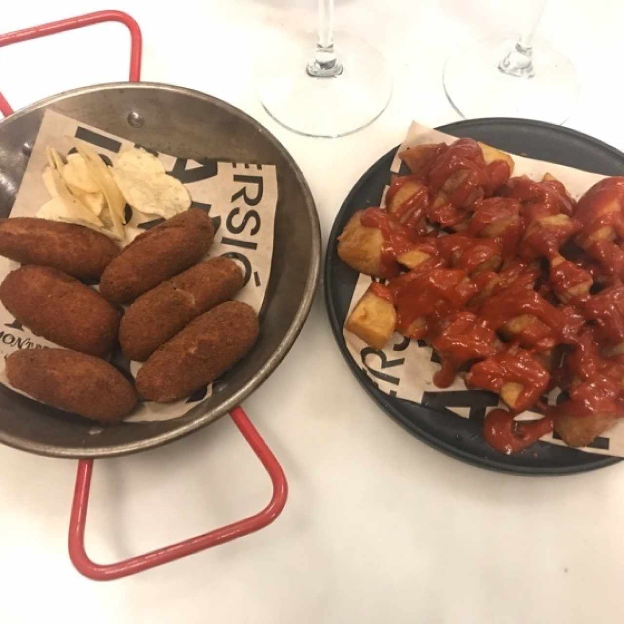 Papas bravas y croquetas de bacalo