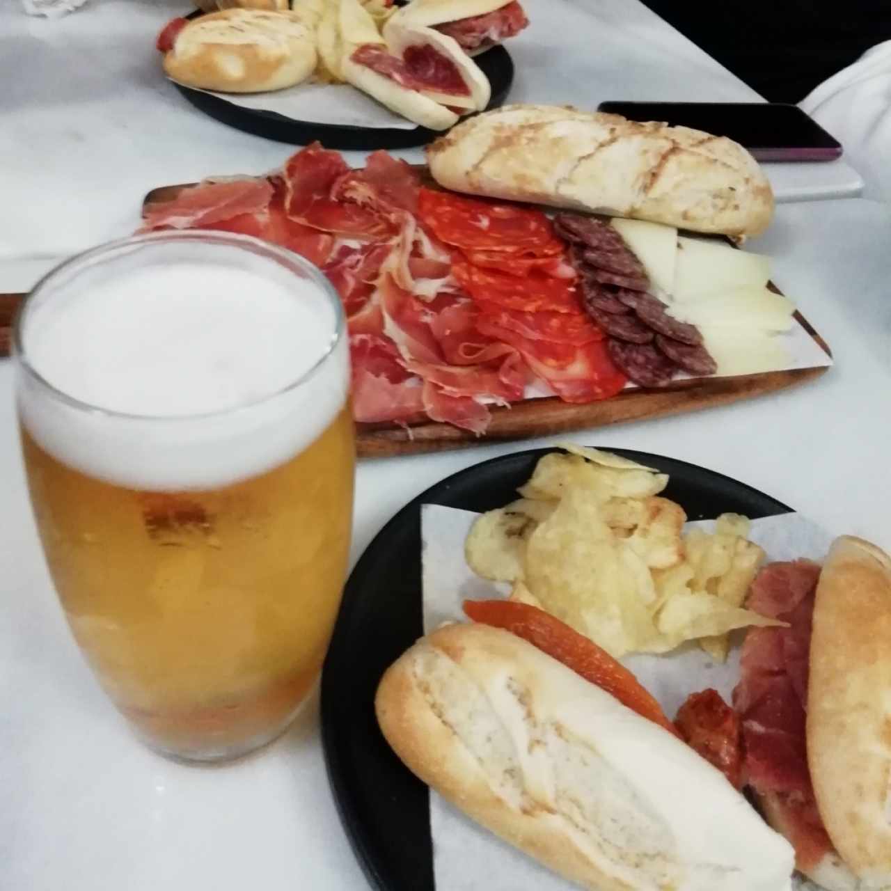 tabla española y montaditos de chistorra y Jamon serrano