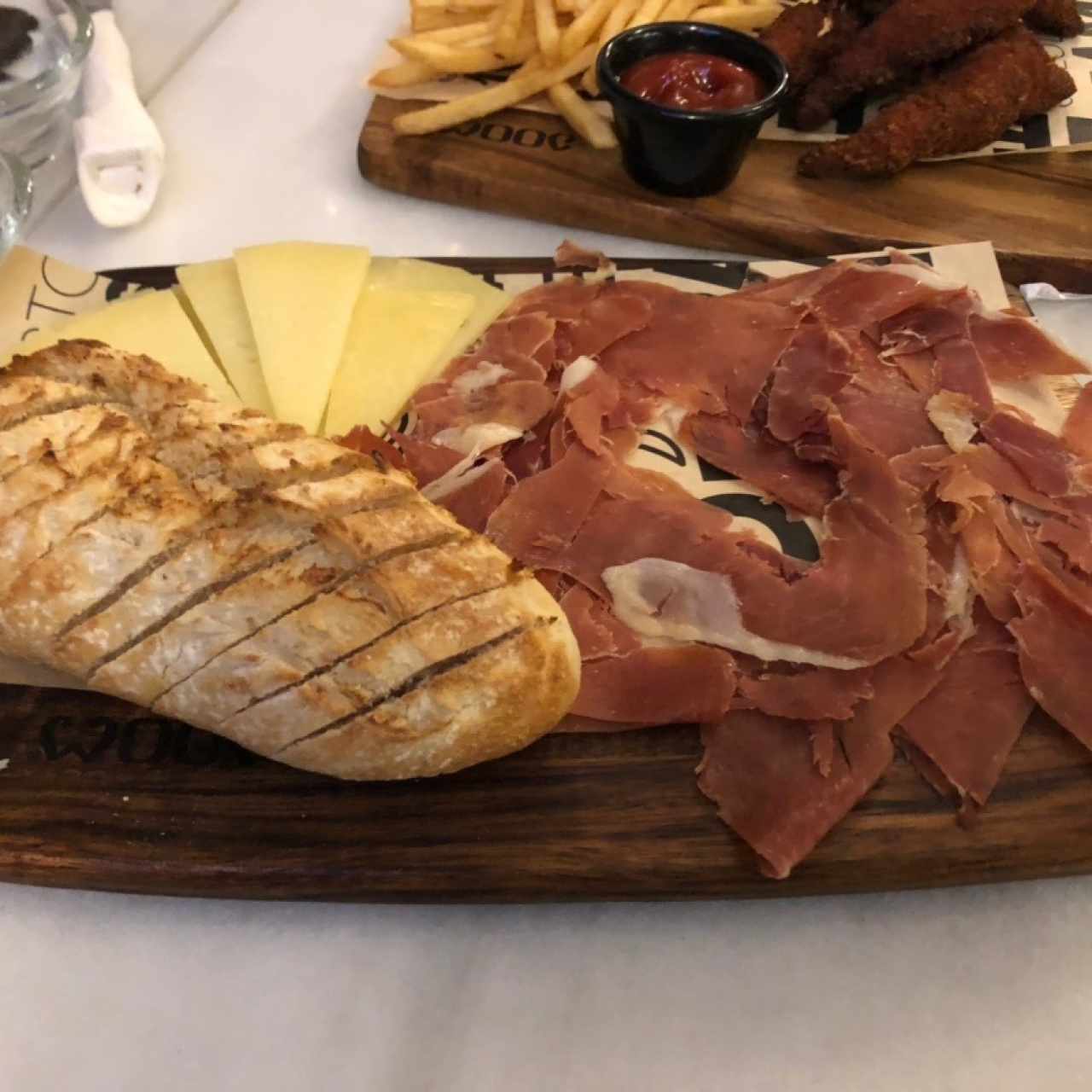 tabla de jamón y queso manchego. el oan es delicioso