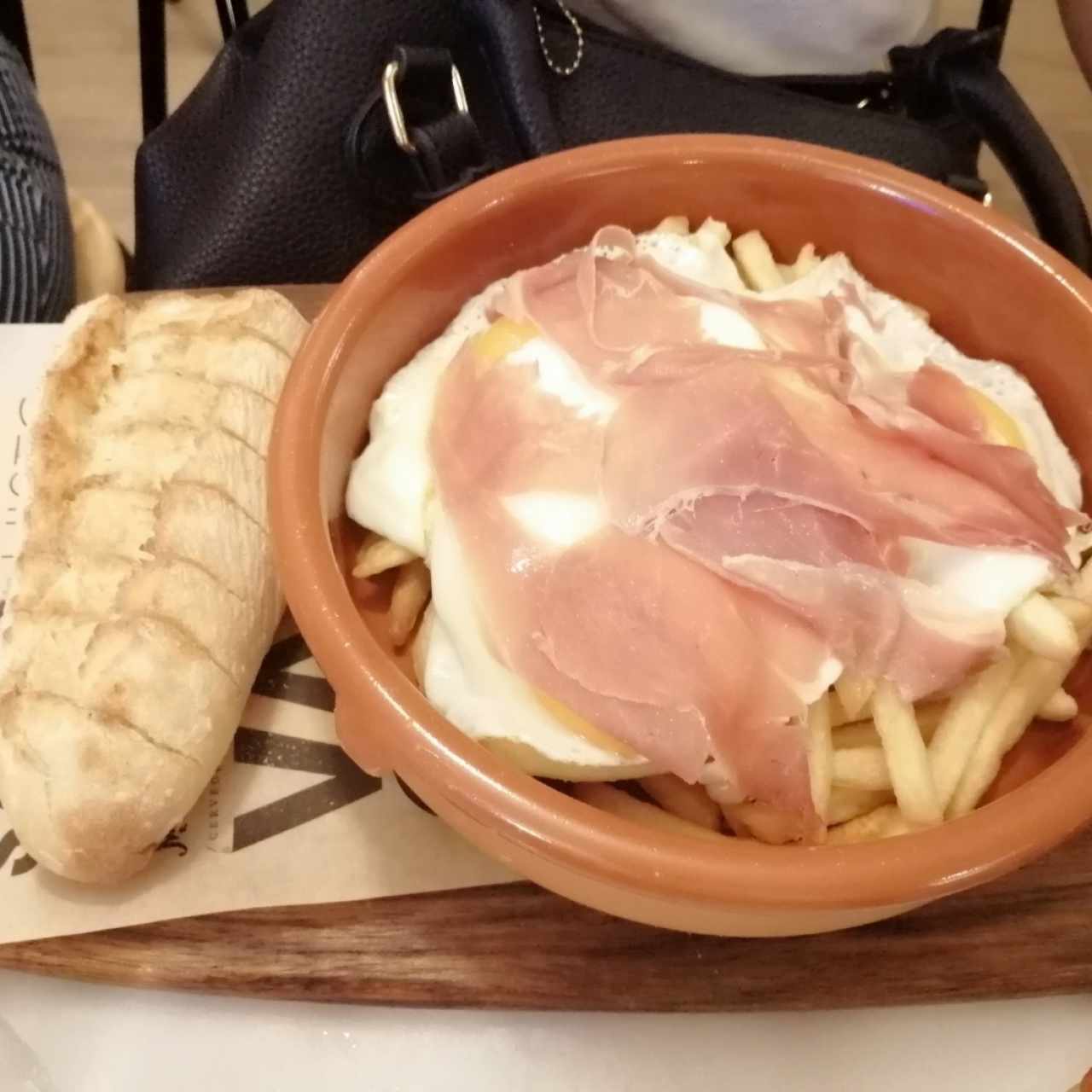 Papas con huevo montado y jamon serrano