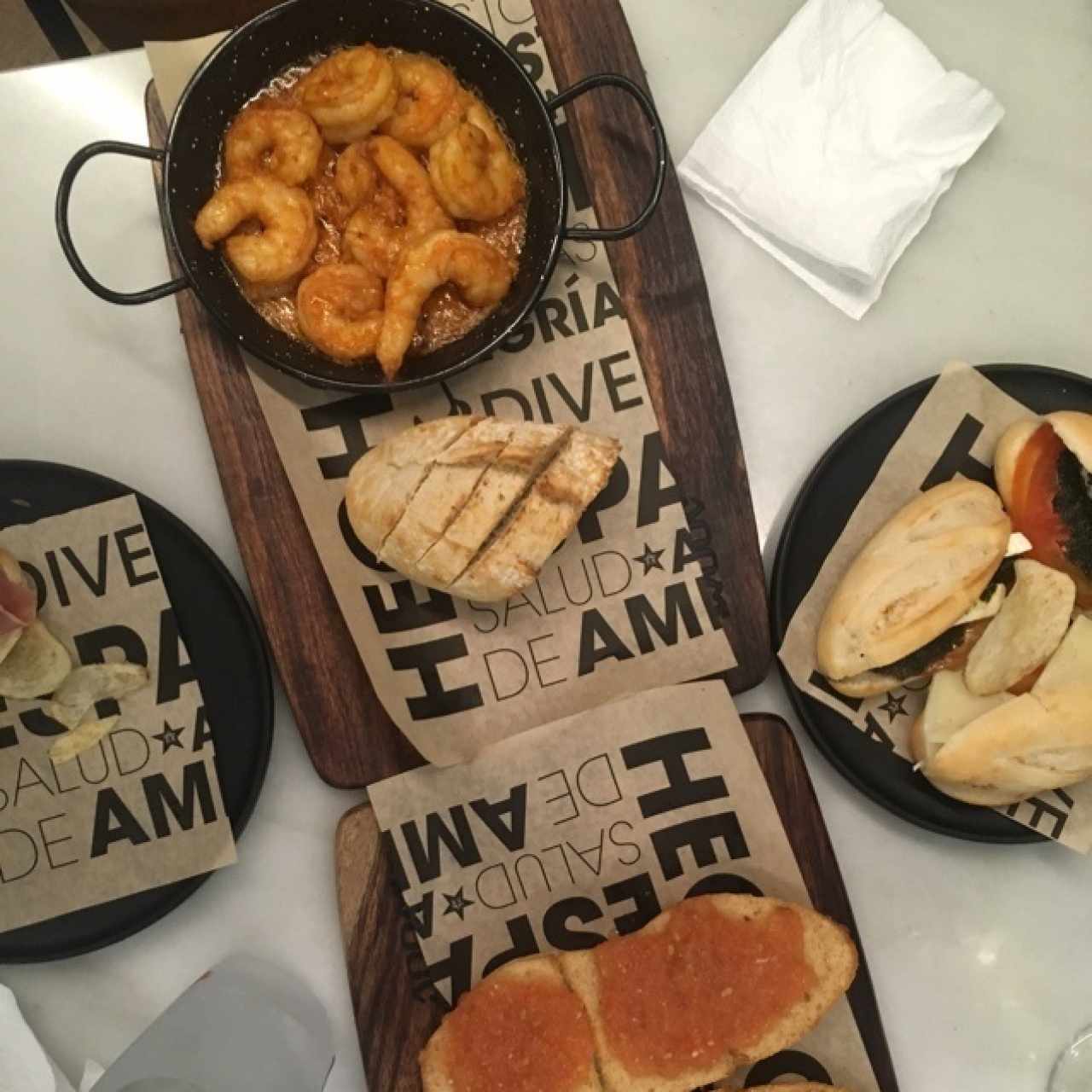 Gambas, montaditos variados y pan tumata