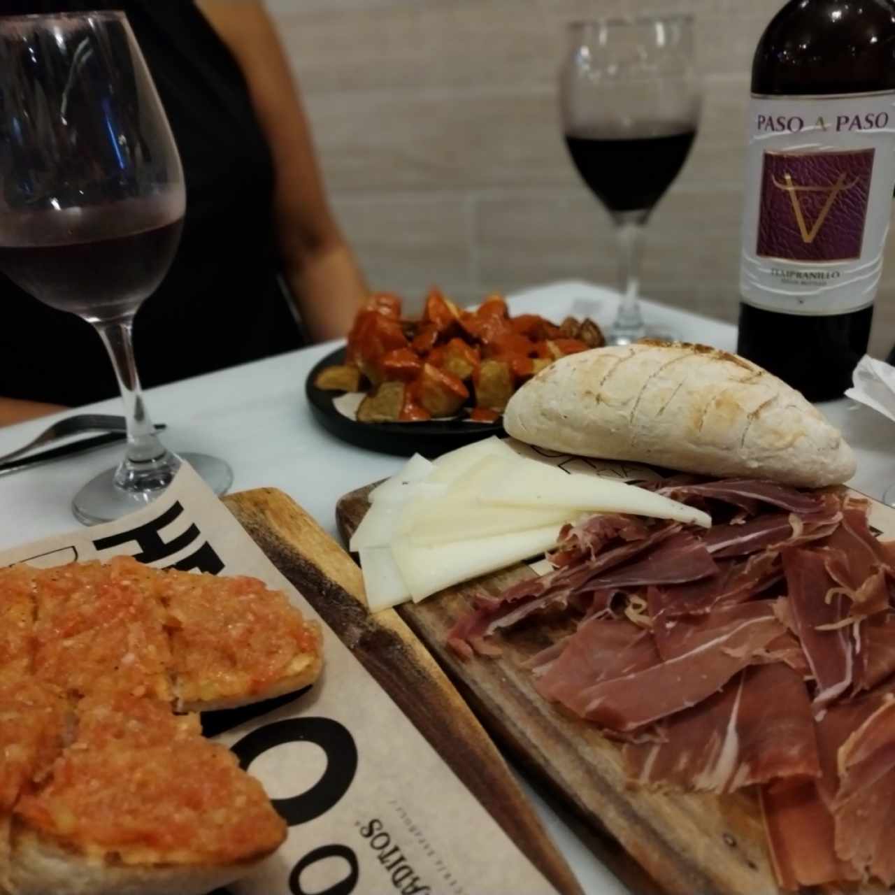 Tabla de Jamón serrano y manchego y pan Tumaca