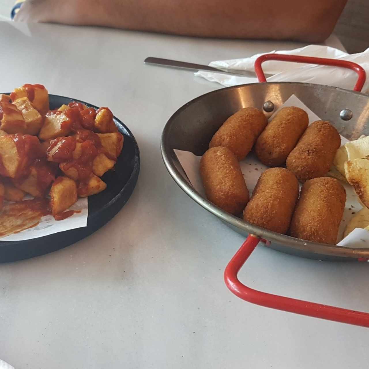 Papas a la brava, y croquetas de jamón ibérico.