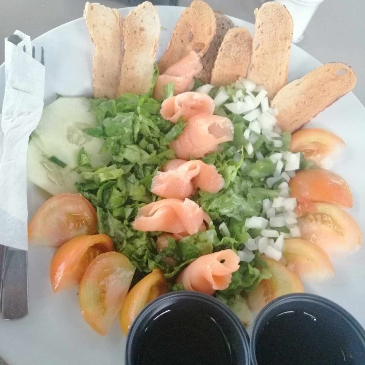 salmon salad con bagel chips