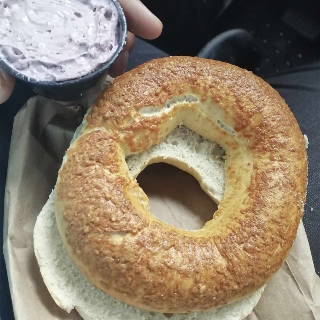 Bagel de parmesano y crema de blueberry