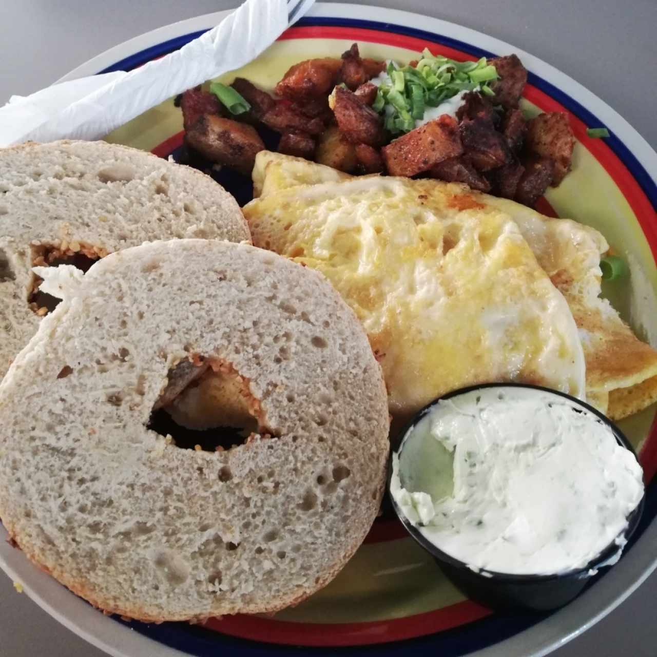 omelett de queso y bagel de ajo.