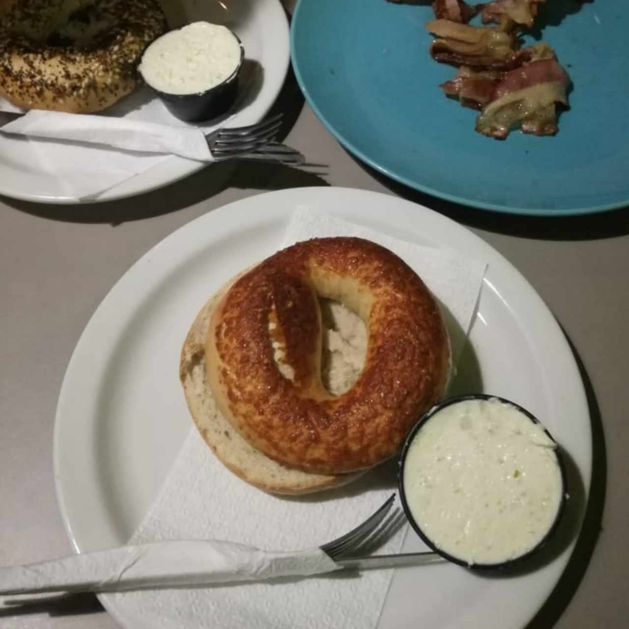 Bagel parmesano con queso crema jalapeño