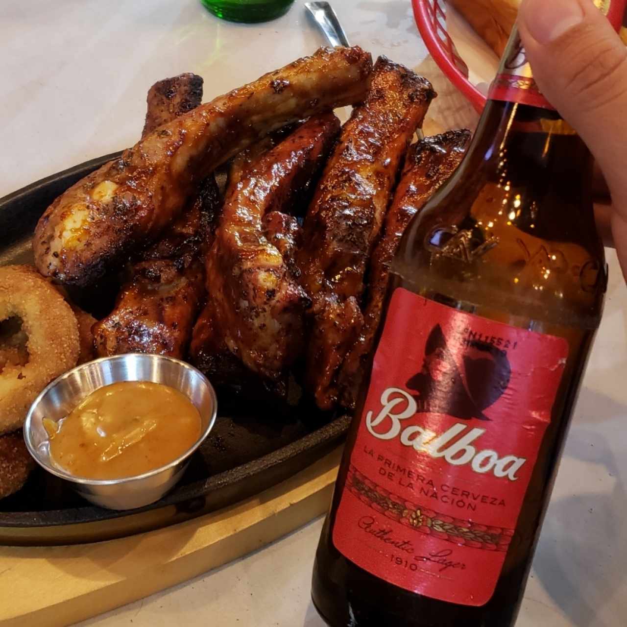 Costillas con aros de cebolla