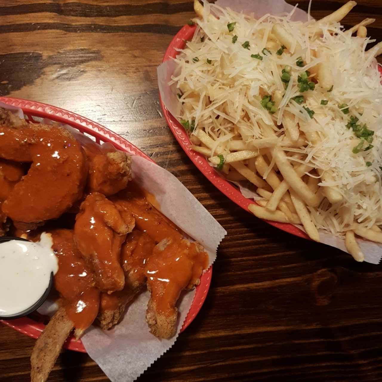 Hot Wings y Cheese Fries 