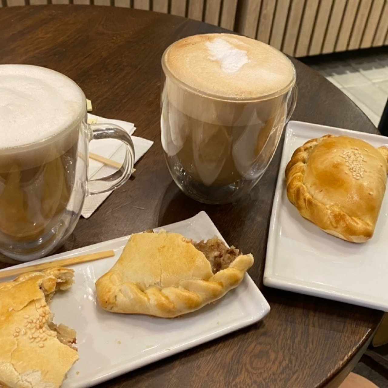 Capuccino, Marcciato, empanadas de tomate secos con albaca y de nueces con queso 