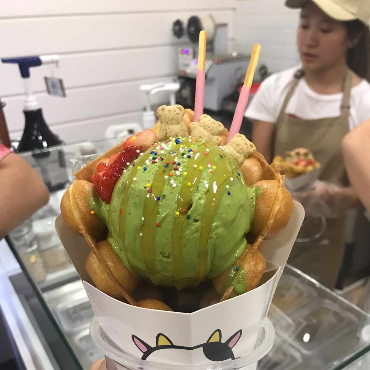 egg waffle con gelato de matcha artesanal topping de caramelo y fresas y poki