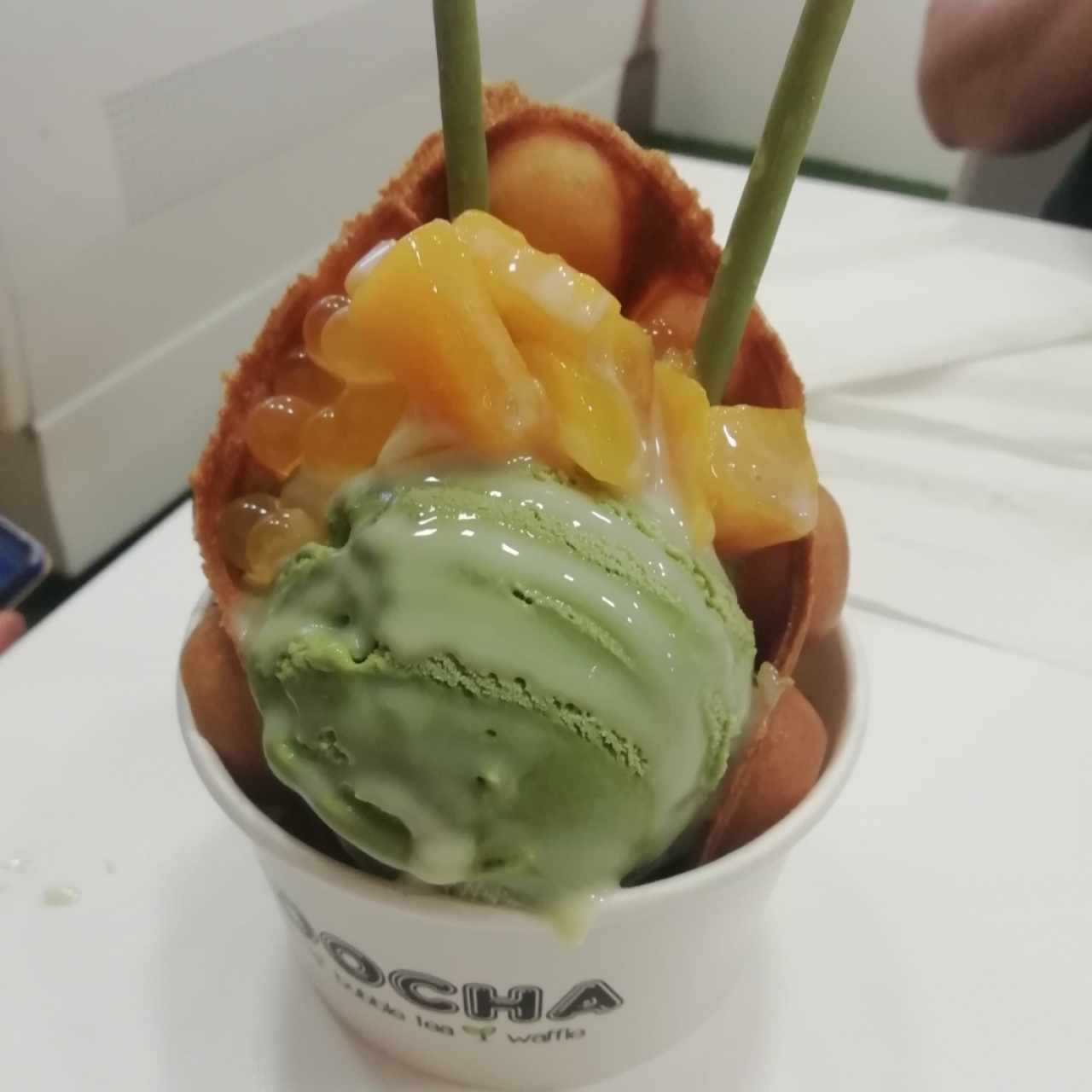 Egg waffle gelato con helado de matcha y melocoton 