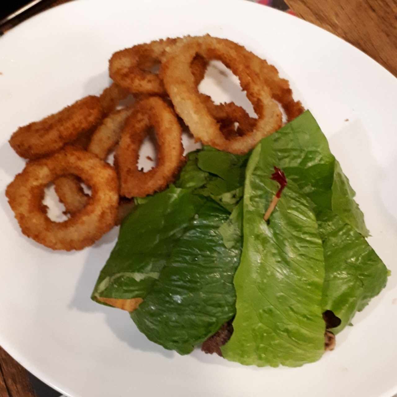 La Panameña en Lechuga con Aros de Cebolla