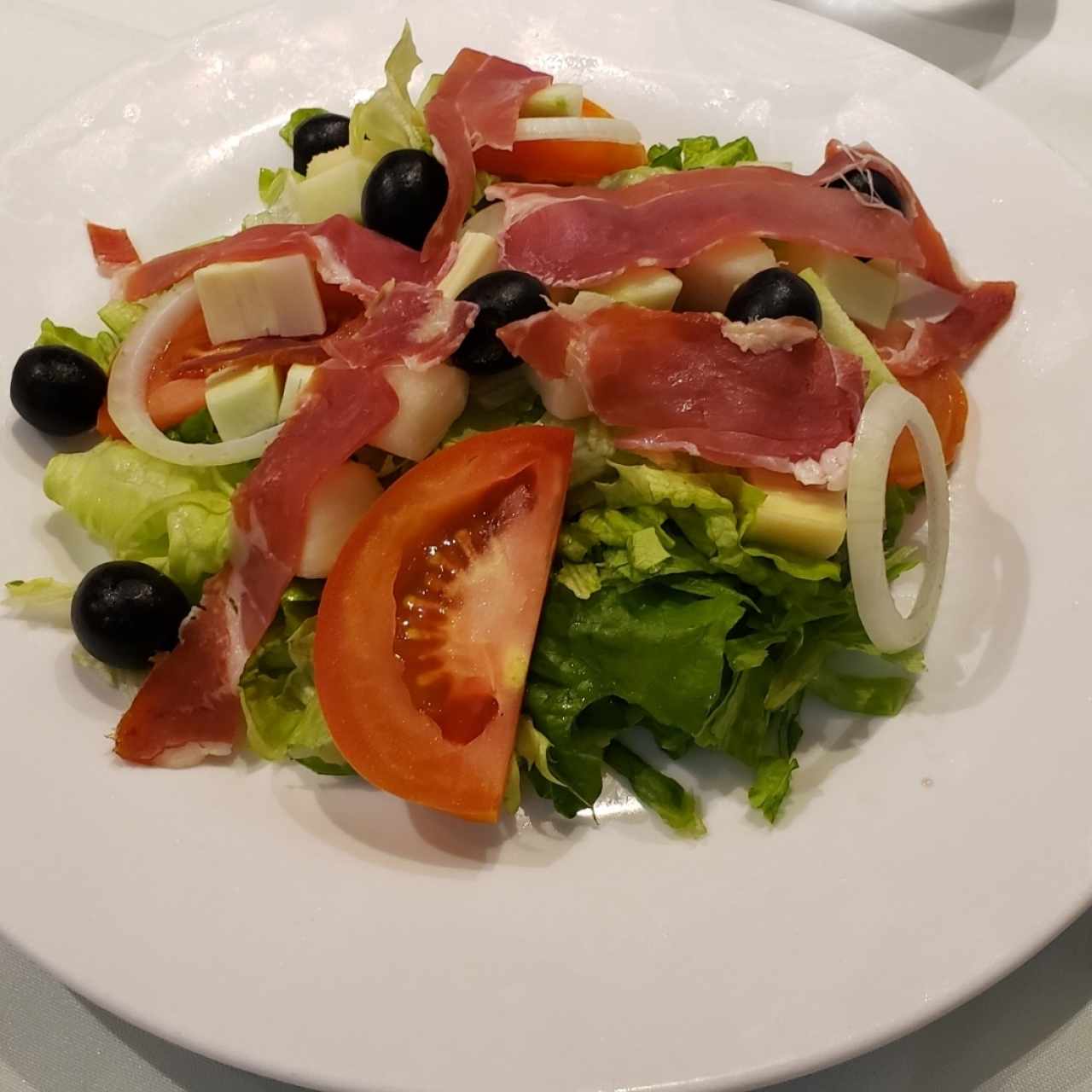 Ensalada Mediterránea con Jamón Serrano