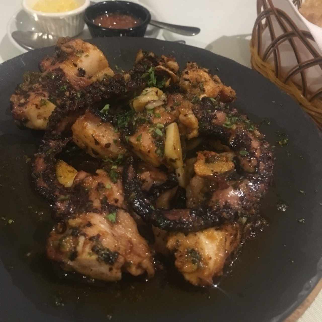 Pulpo al Grill con Ajo Ardiente