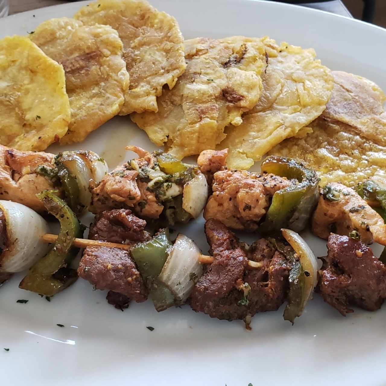 Carne en palito con patacones.